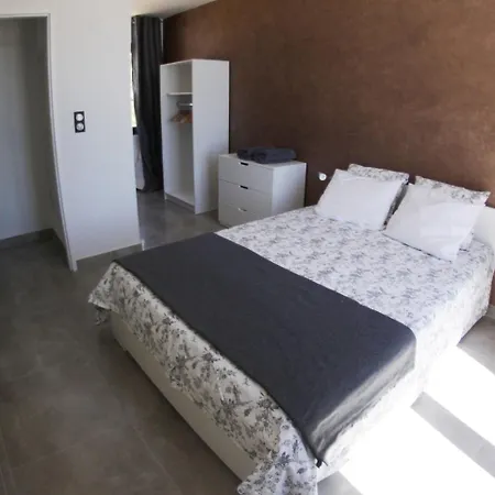 Villa Spacious With Swimming Pool In *