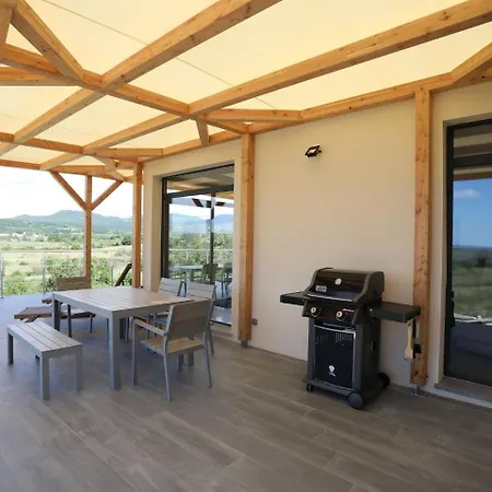 Villa Spacious With Swimming Pool In *