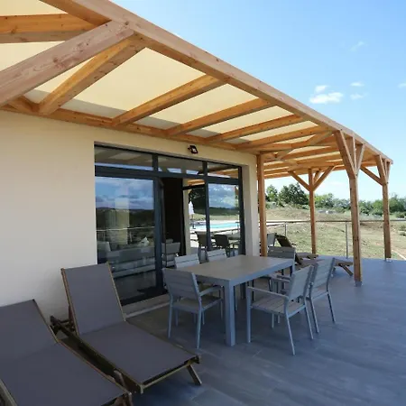 Villa Spacious With Swimming Pool In