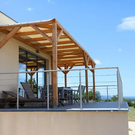 Villa Spacious With Swimming Pool In