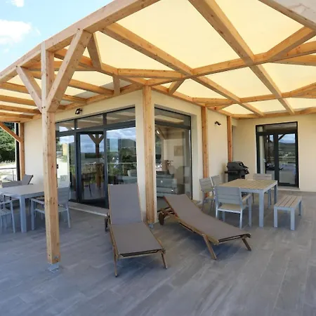 Villa Spacious With Swimming Pool In